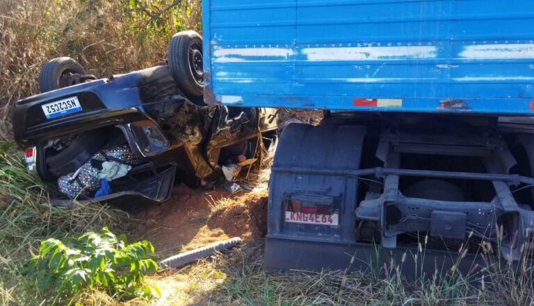 Homem morre após colisão entre carro e caminhão na BR-153