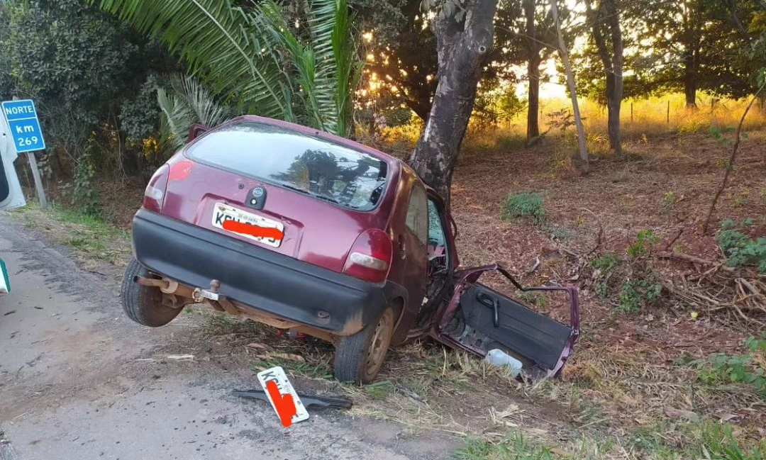 Acidente na BR-153 mata uma pessoa e deixa outras três feridas após carro sair da pista