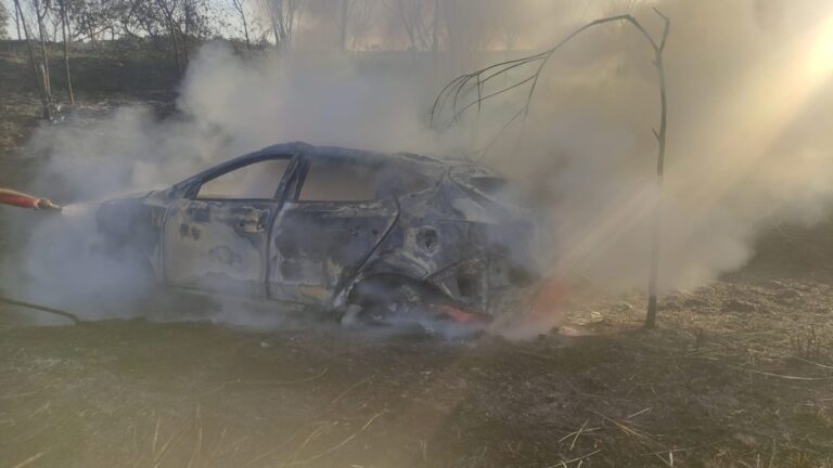 Acidente na BR-153 mata uma pessoa e deixa quatro da mesma família feridas após carro bater em barranco e pegar fogo
