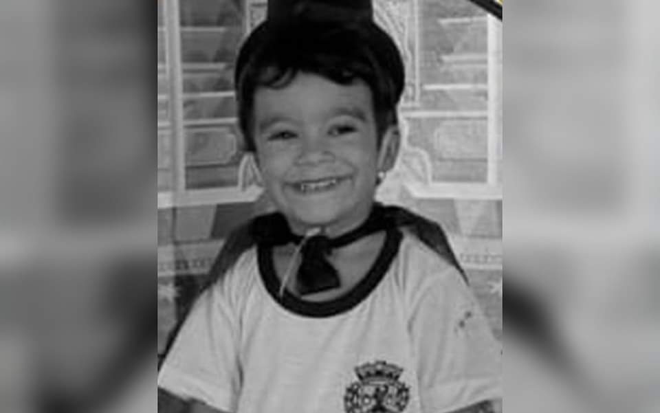 Criança morre atropelada ao correr em rua enquanto brincava