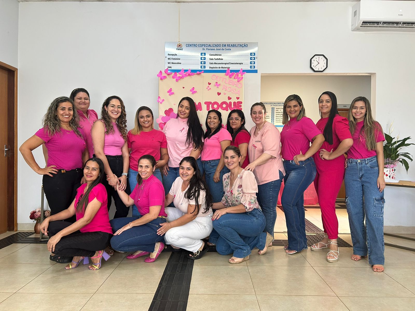 OUTUBRO ROSA: Servidores do CER de Itapaci realizam ação de conscientização à prevenção do câncer de mama