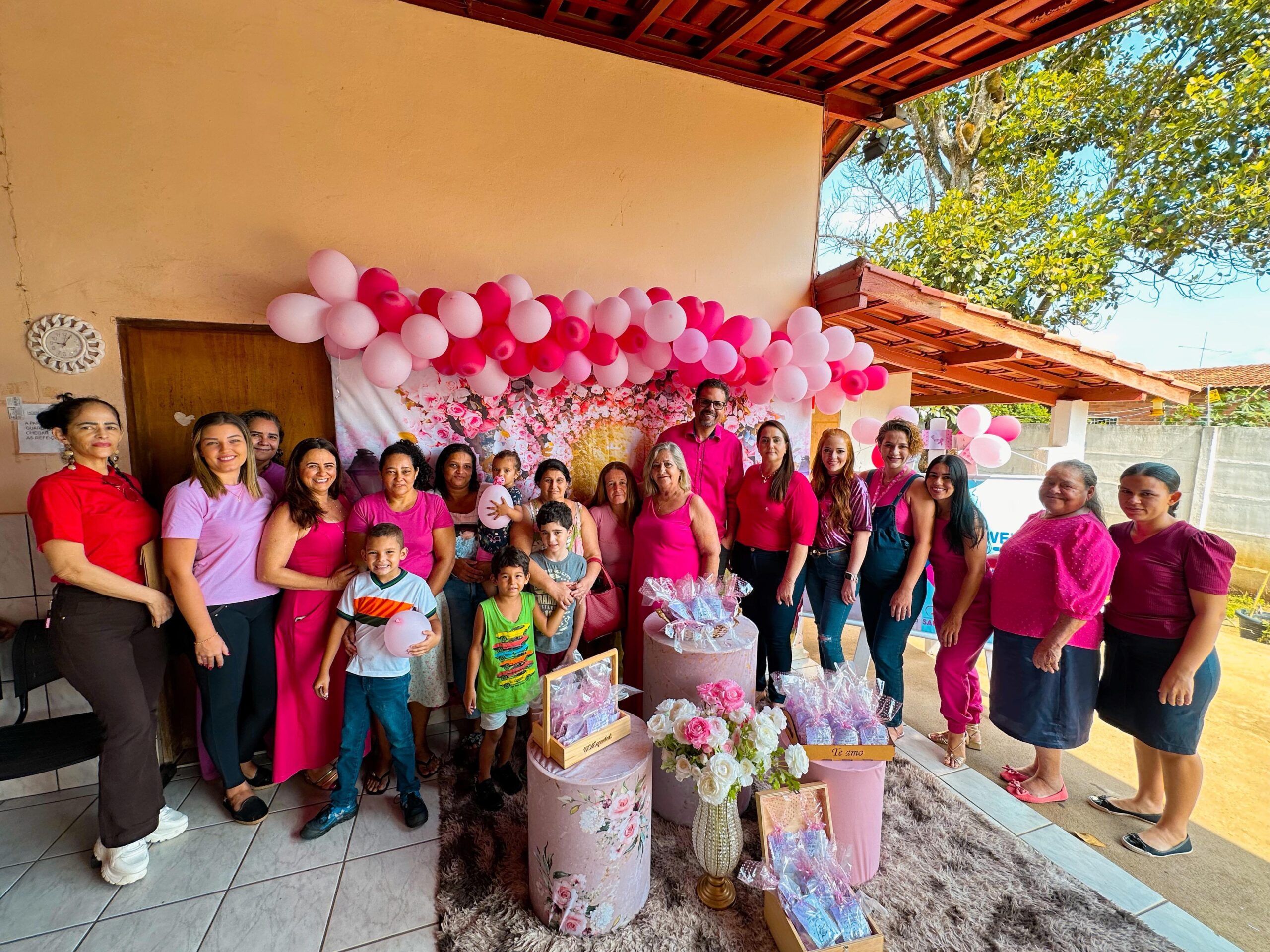 Equipe CAPS e pacientes realizam ação da campanha Outubro Rosa