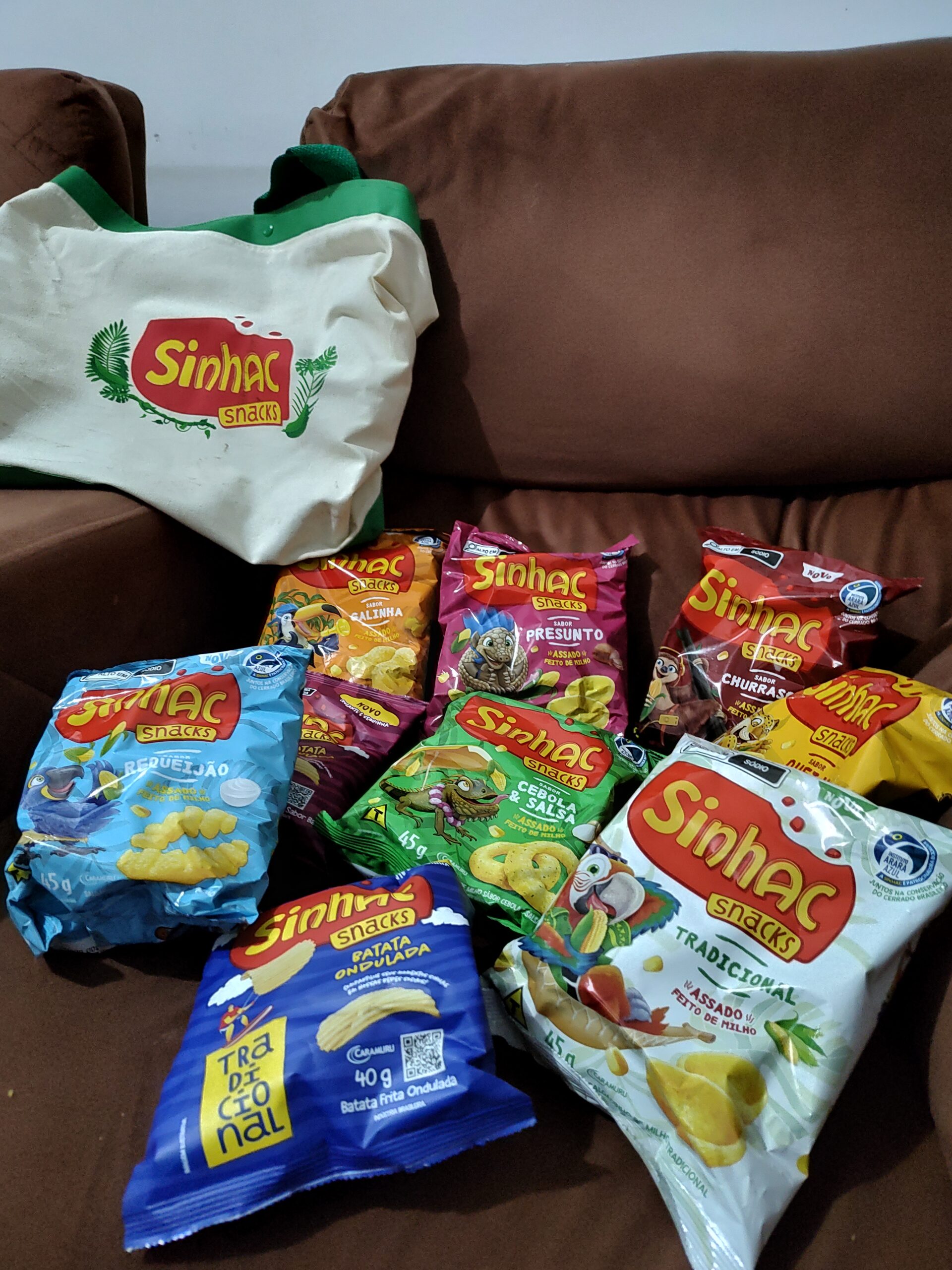 Sinhá Alimentos lança linha de snacks de milho com embalagens que trazem animais do cerrado