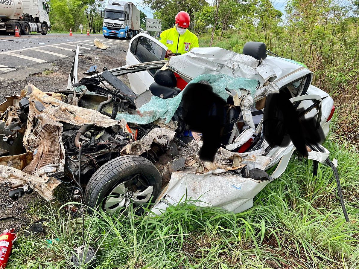 Duas pessoas morrem após colisão entre carro e caminhão na BR-153