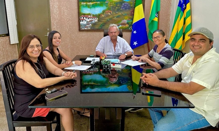 Prefeito Mário Salles assina ordem de serviço para reforma do Hospital Municipal e base do SAMU