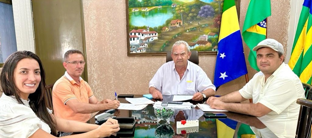 Prefeito Mário Salles assina ordem de serviço para recapear ruas