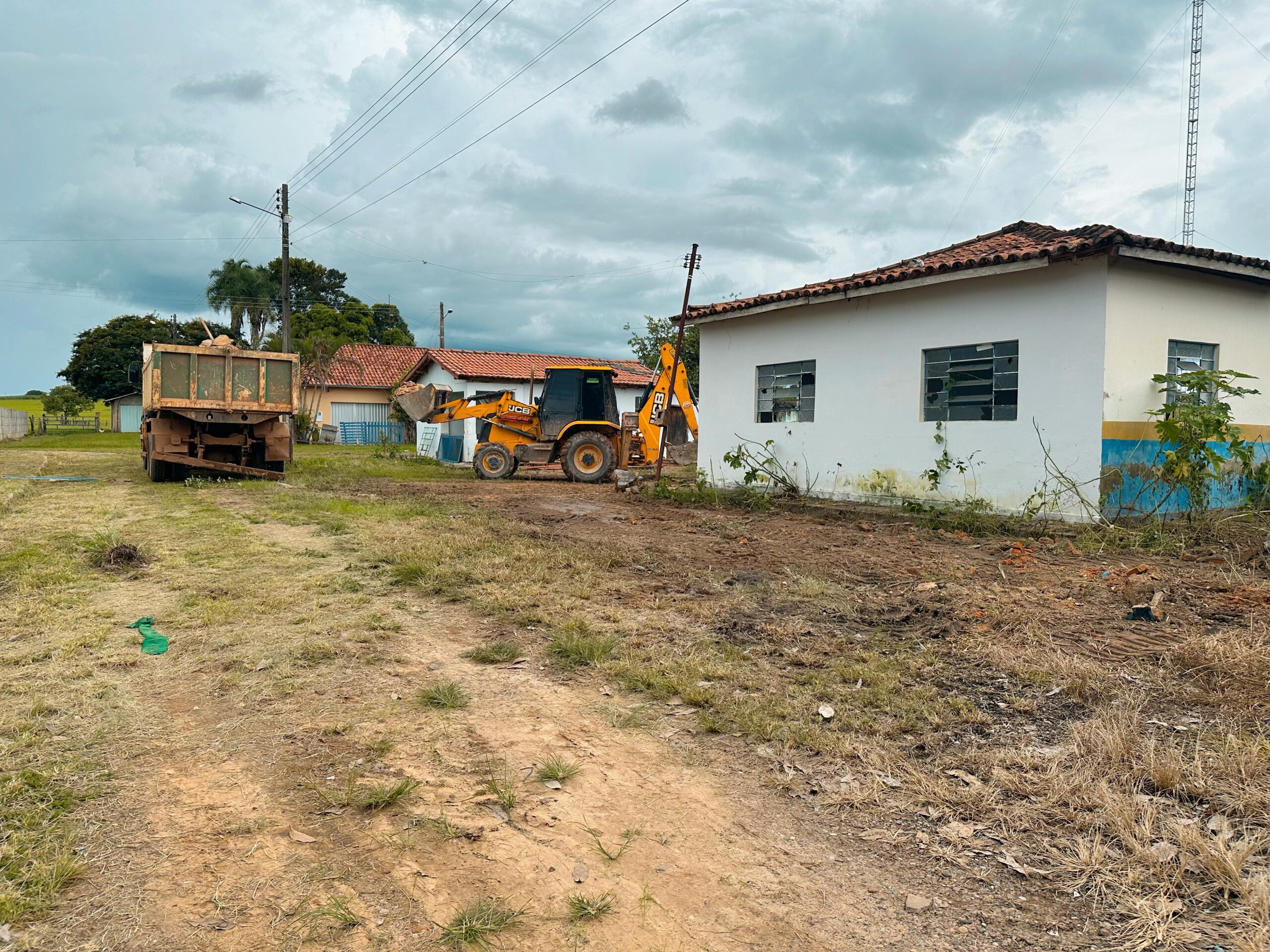 Governo de Itapaci realiza limpeza no local que será construído o novo Posto de Saúde da Fazendinha