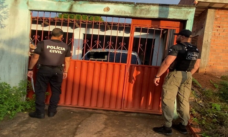 Polícia Civil cumpre buscas após investigados anunciarem venda ilegal de arma de fogo, em Crixás