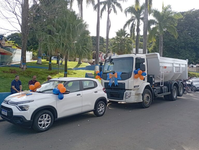 Governo de Pilar de Goiás entrega caminhão e carro zero km