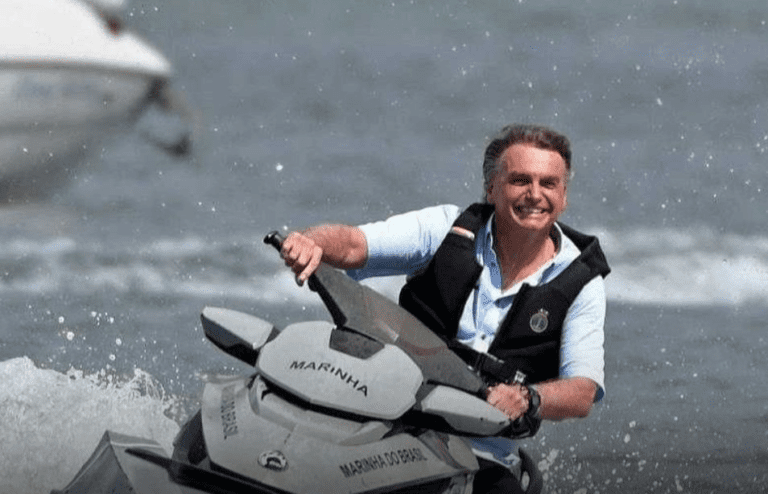Polícia Federal conclui que Bolsonaro não “importunou” baleia jubarte