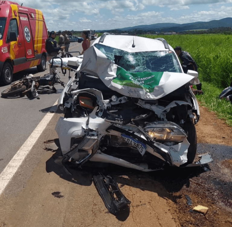 Jovem morre após colisão entre carro e moto na BR-153, em Jaraguá