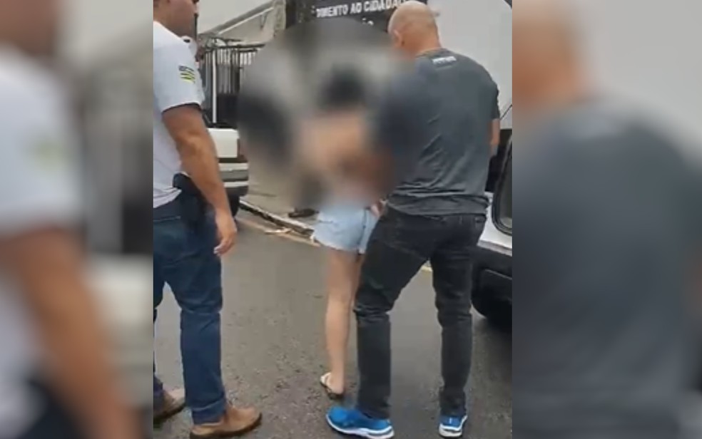 Jovem é presa suspeita de torturar filho de 1 ano para pressionar o pai da criança a reatar relacionamento