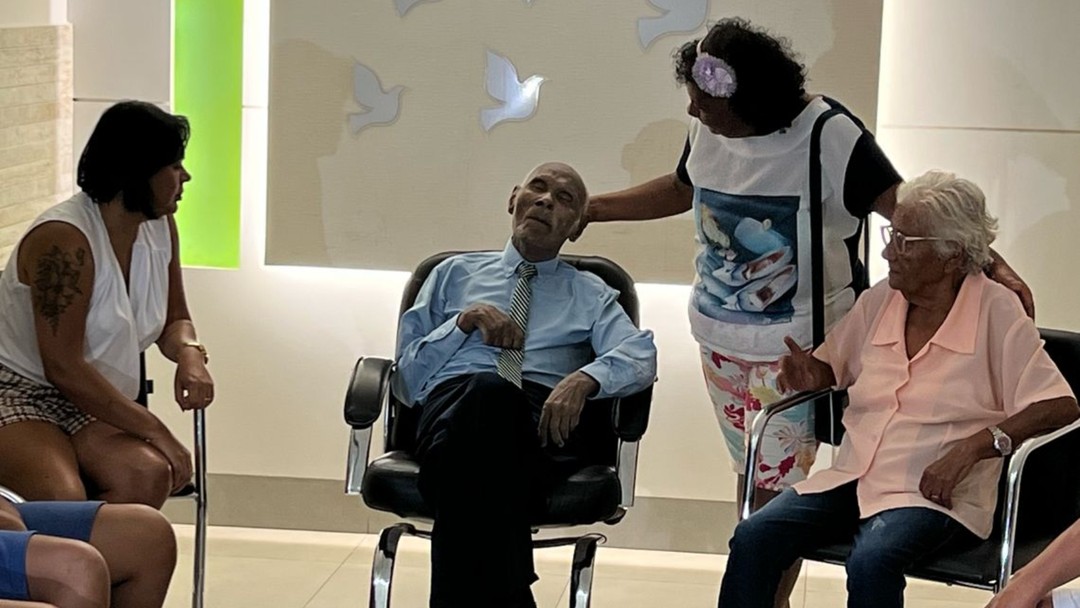 GO: Idoso é velado sentado em poltrona