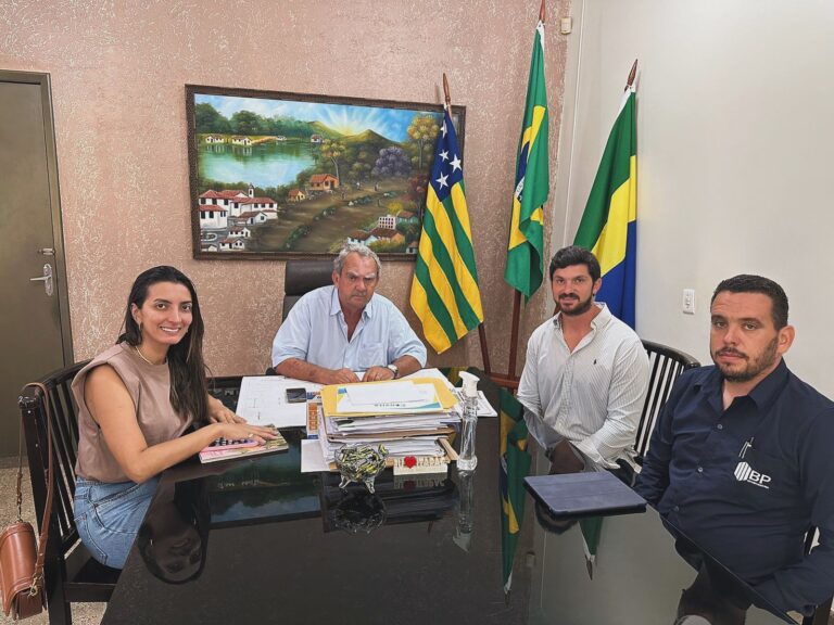 Prefeito Mário se reúne com representantes da empresa responsável pela construção das casas a custo zero em Itapaci