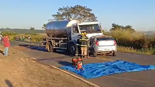 Homem morre após bater carro contra caminhão em rodovia de Goiás