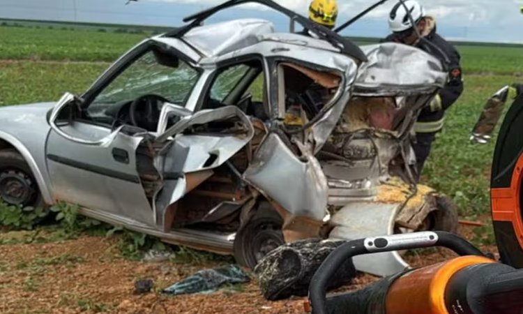 Duas pessoas morrem após colisão entre carro e van na GO-436