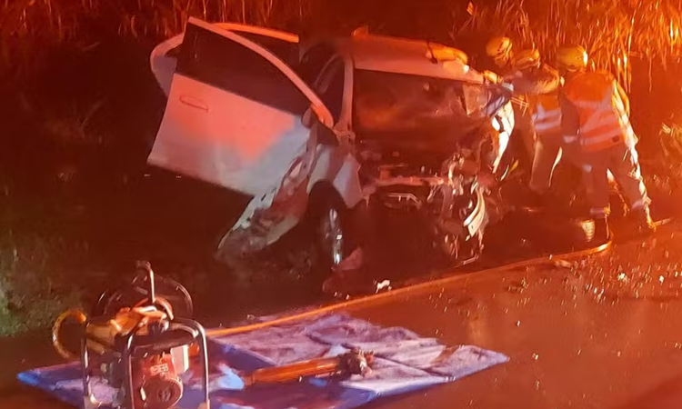 Homem morre após colisão entre carro e caminhão na GO-010