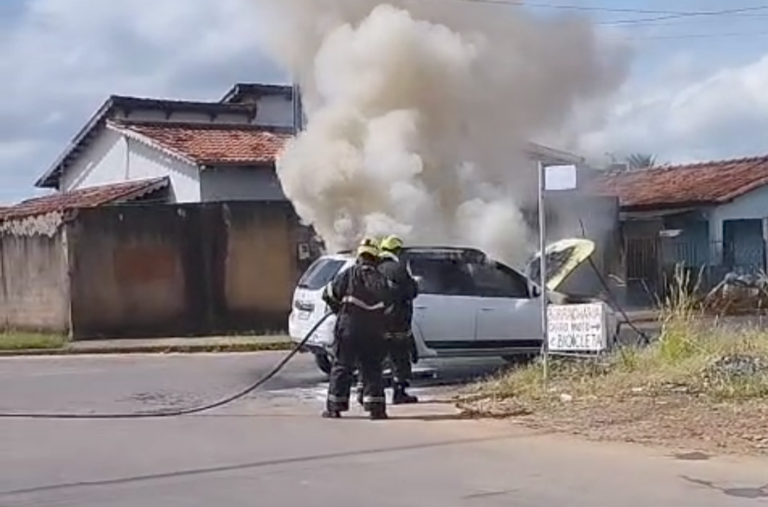 Bombeiros são acionados para combater incêndio em veículo no Jardim Presidente, em Itapaci