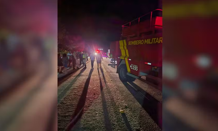 Três pessoas morrem após caminhões baterem de frente e pegarem fogo na GO-164