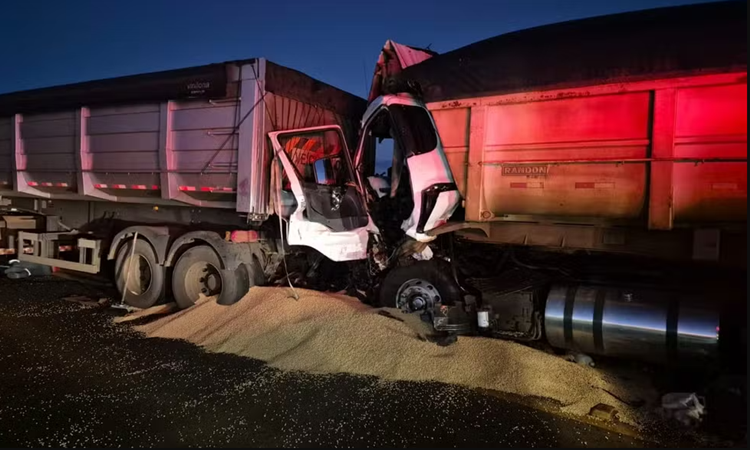Colisão entre carretas mata caminhoneiro em ponte na BR-153