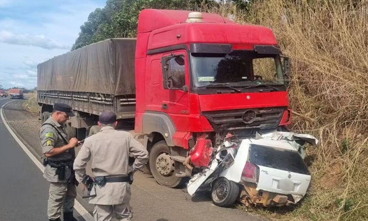 Jovens morrem após carro bater de frente contra carreta na BR-364, em Goiás