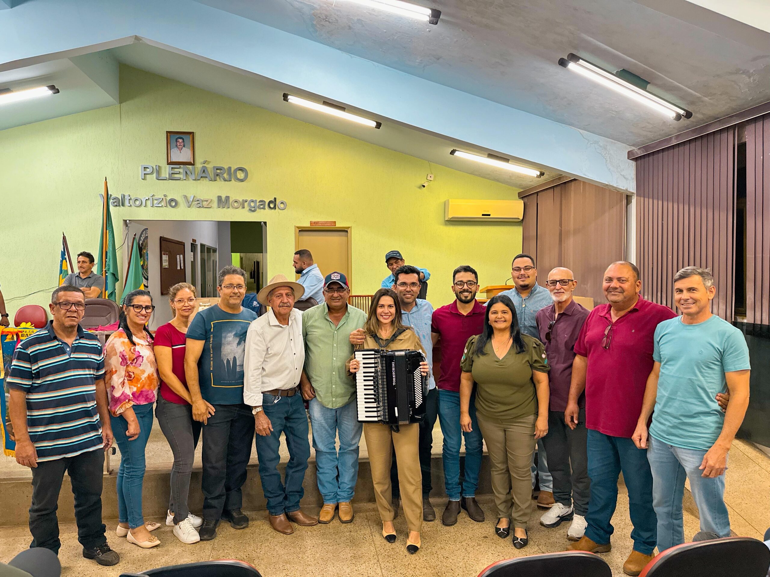 Governo de Itapaci entrega novos instrumentos e uniformes para membros da Folia de Reis