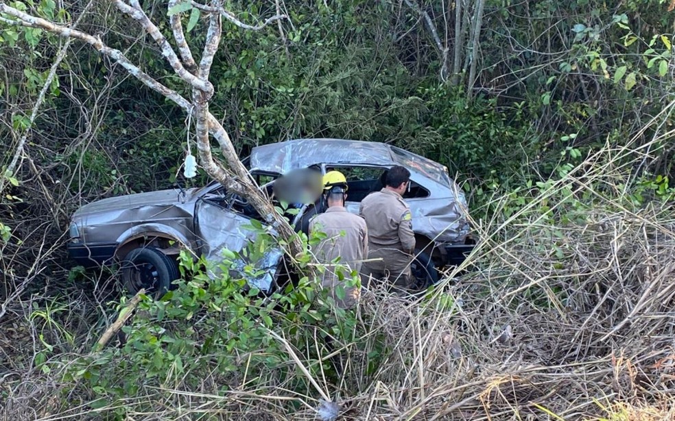Mulher morre e três ficam feridos após capotamento na GO-244