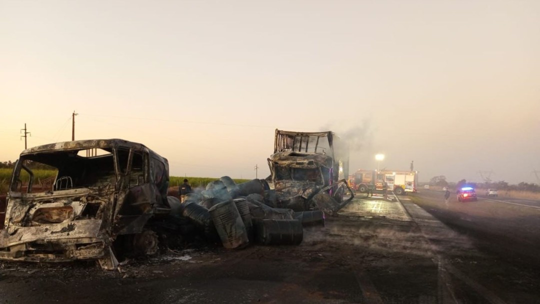 Motorista de carreta morre carbonizado após cabine pegar fogo em acidente na BR-153