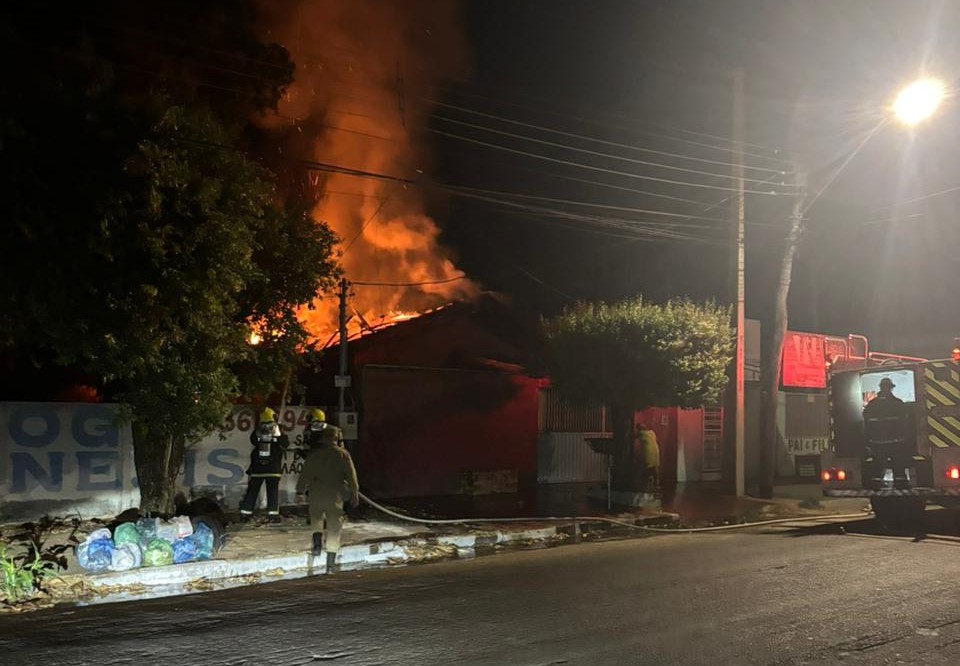 Bombeiros são acionados para combater incêndio de residência em Itapaci