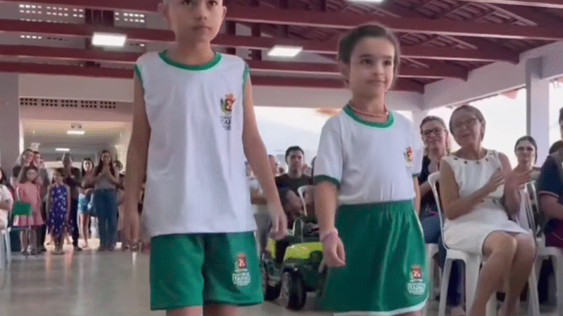 Alunos do Colégio Municipal Antônio Mendes de Souza recebem kits uniformes