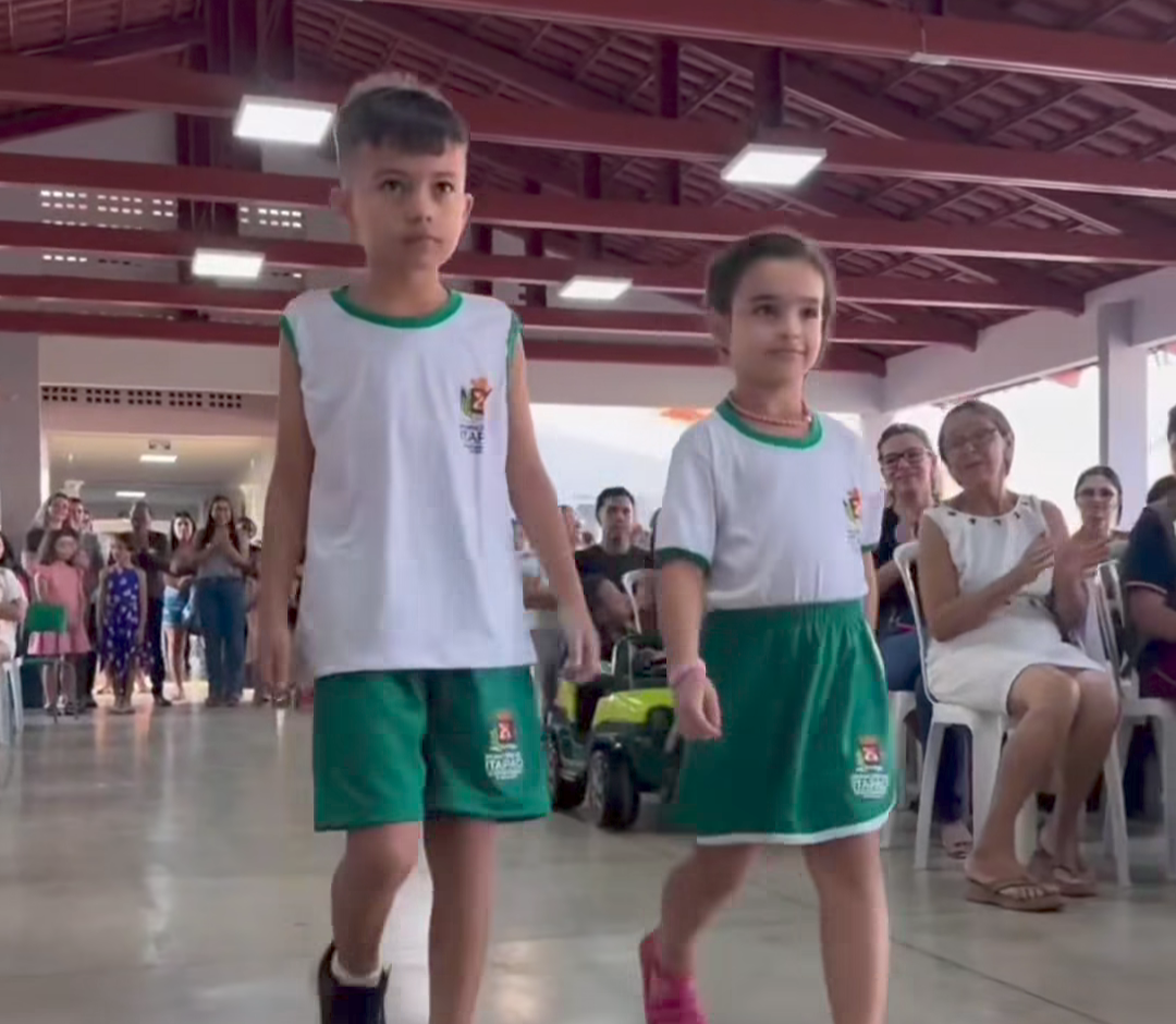 Alunos do Colégio Municipal Antônio Mendes de Souza recebem kits uniformes