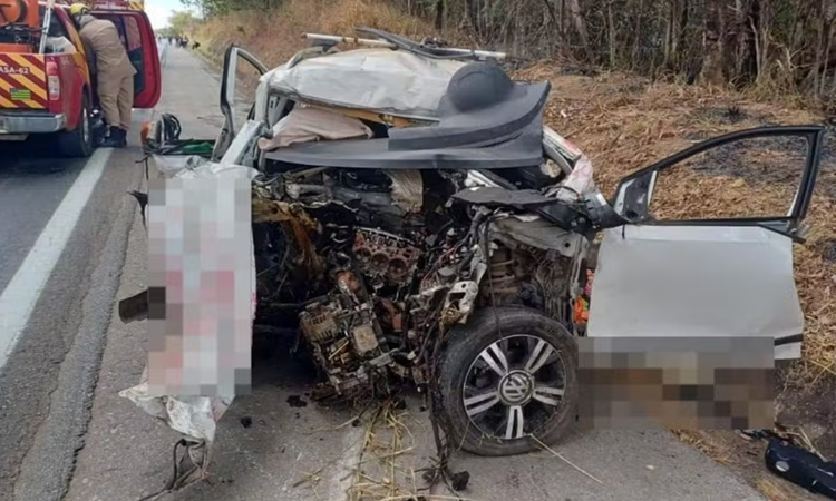 Mulher morre após carro bater em carreta na BR-040, em Goiás