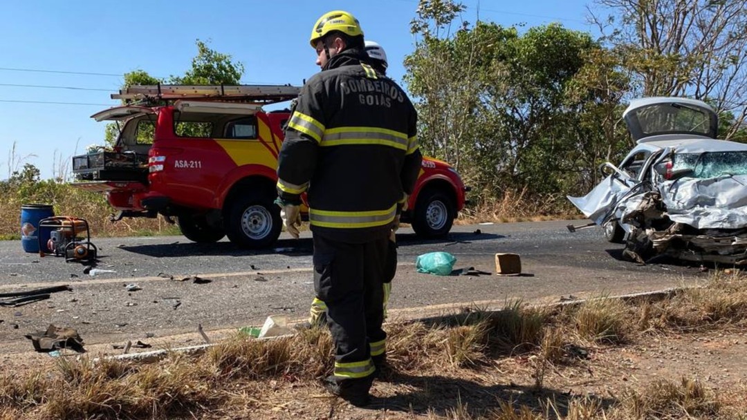Duas pessoas morrem após colisão entre veículos na GO-080