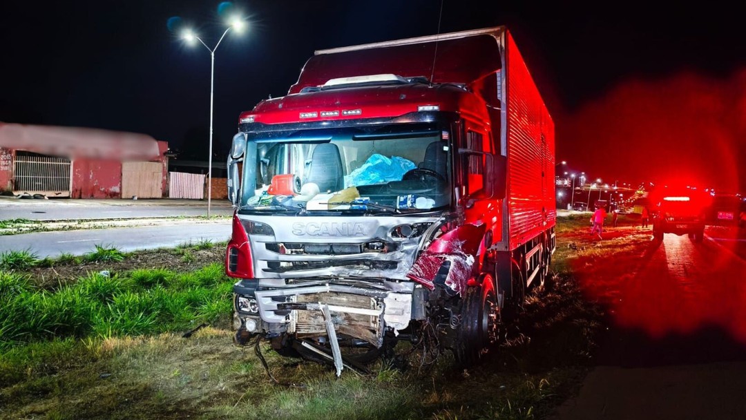 Jovem morre após colidir veículo contra caminhão na BR-153