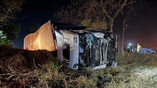 Colisão entre caminhão, carros e moto deixa oito mortos na BR-153