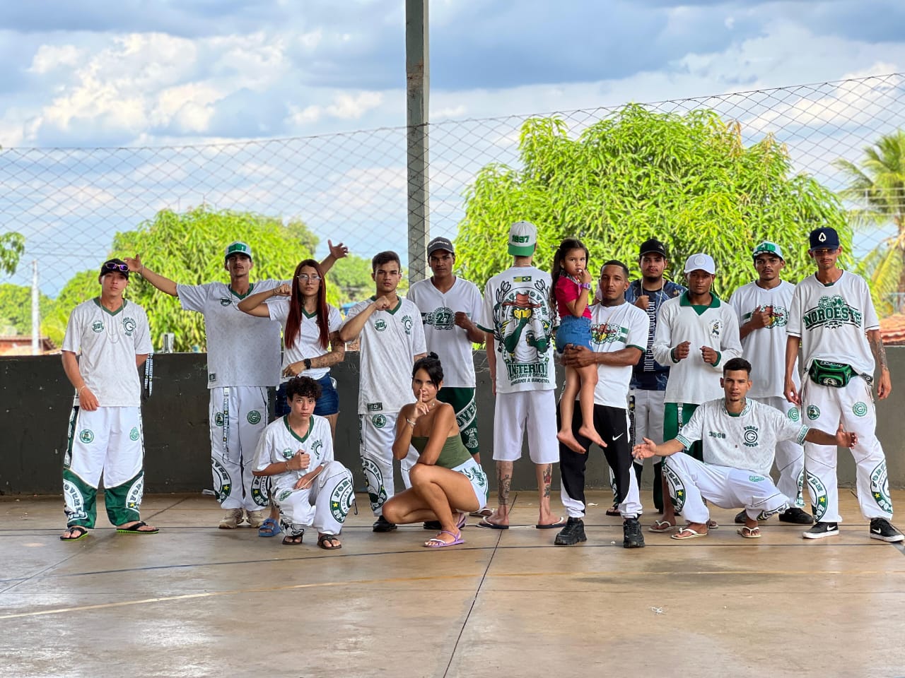 Torcida Força Jovem do Goiás realiza ação social do dia das crianças na Vila Santana, em Itapaci