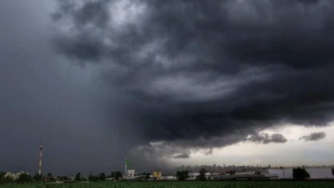 Mais de 100 cidades goianas entram em alerta para tempestades com risco de granizo