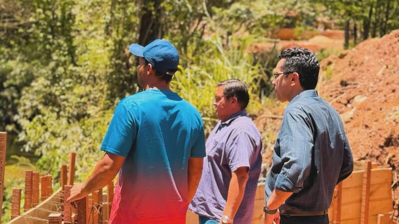 Prefeito vistoria andamento de obra na GO-459
