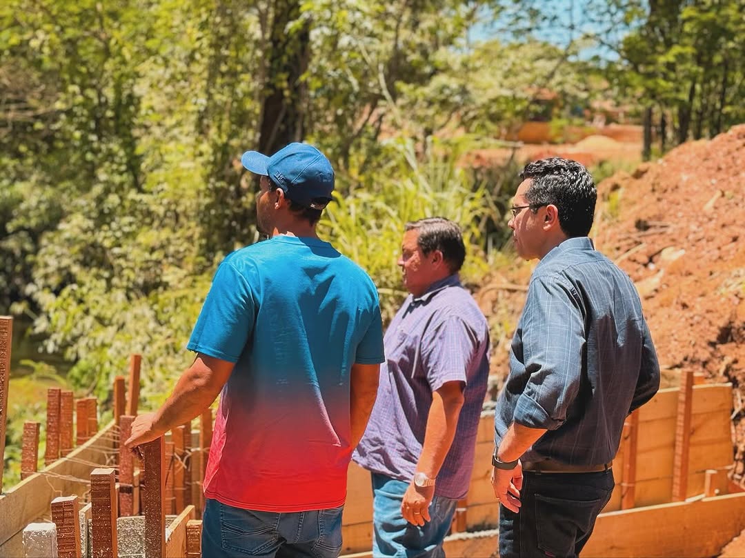 Prefeito vistoria andamento de obra na GO-459