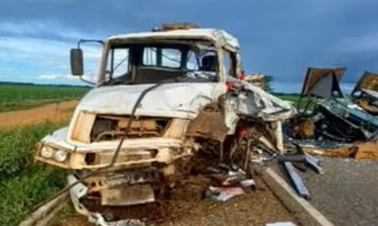 Homem morre após colisão entre dois caminhões na BR-070, em Goiás