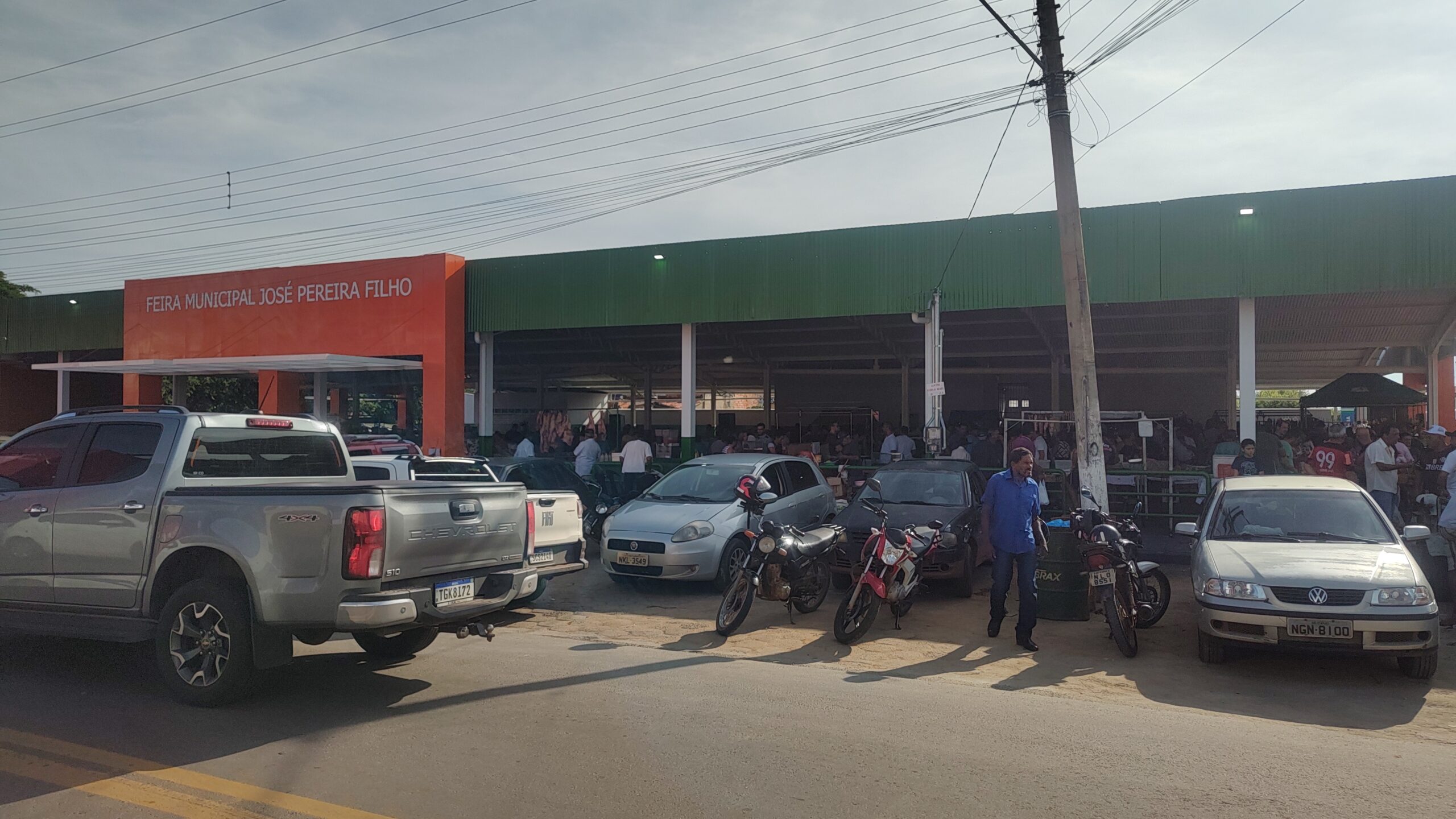 Governo de Itapaci entrega reforma da feira municipal