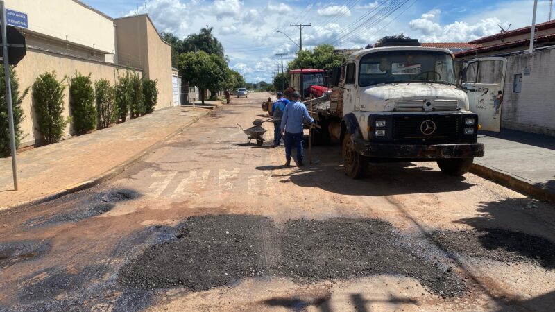 Governo de Itapaci intensifica tapa-buracos de ruas