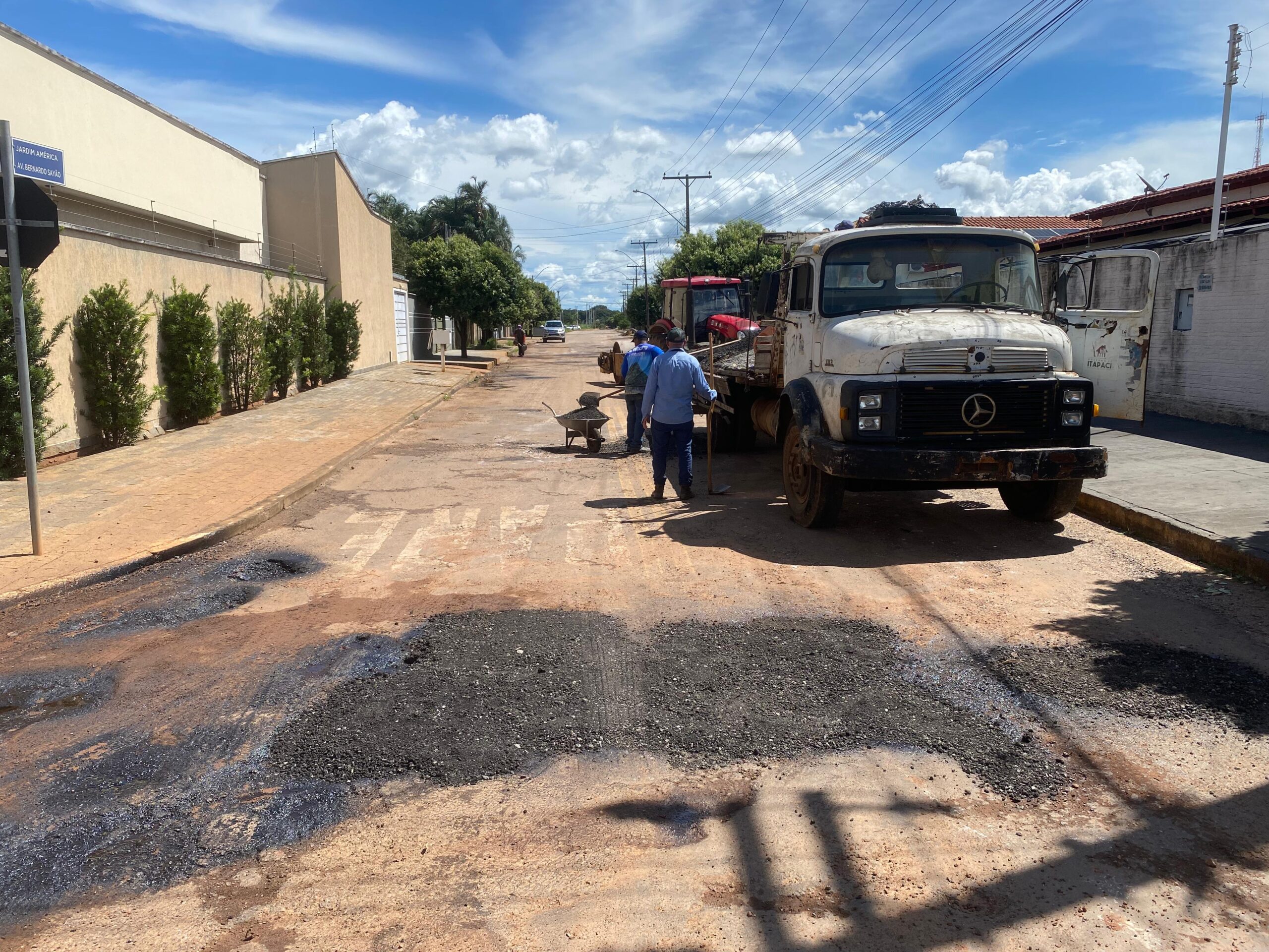 Governo de Itapaci intensifica tapa-buracos de ruas