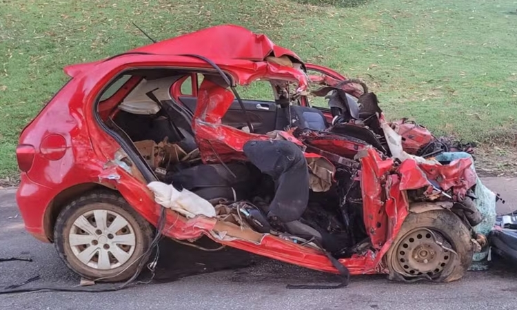 Cinco pessoas morrem em acidente entre carro e carreta na BR-414, em Goiás