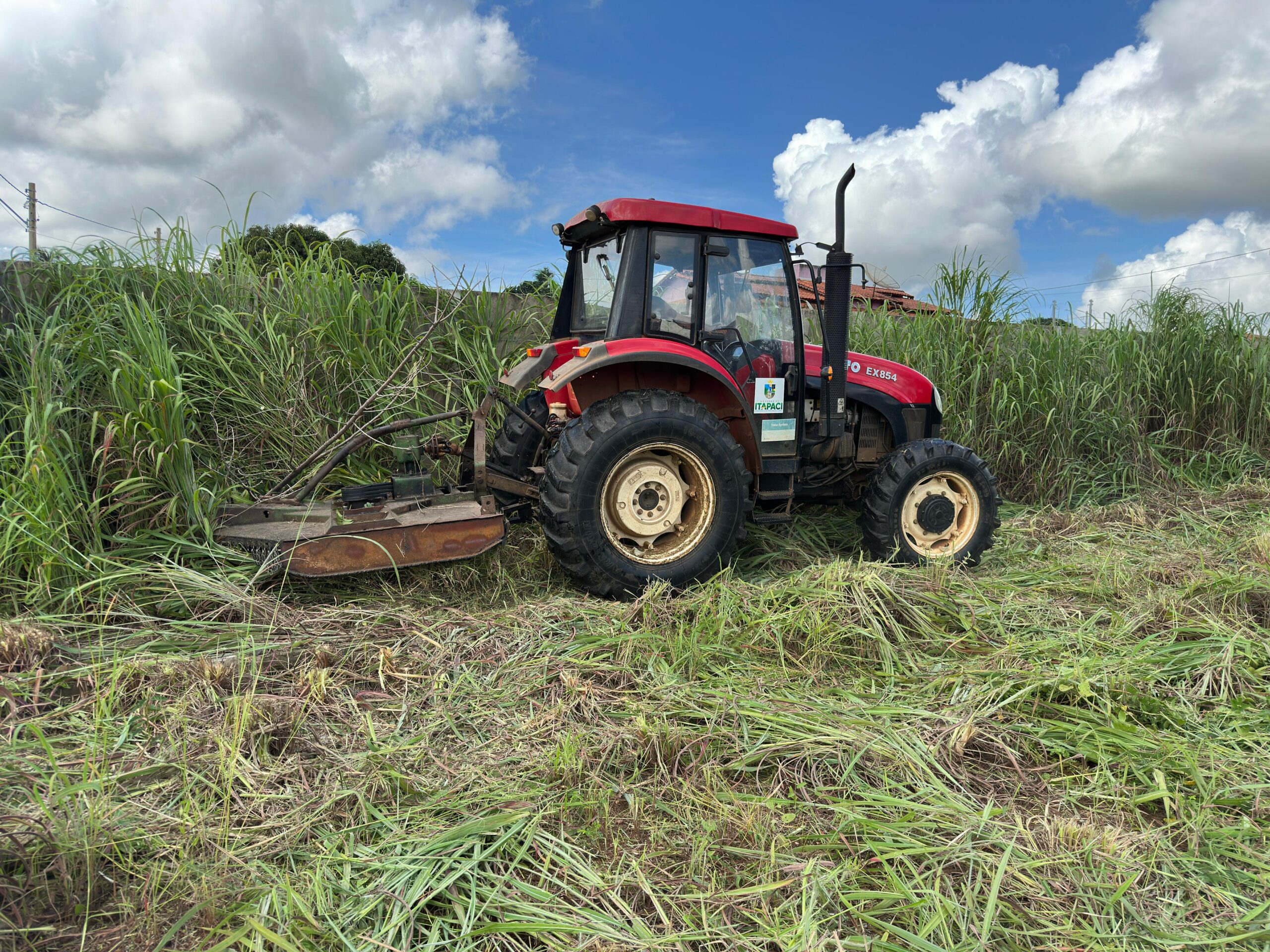 Governo de Itapaci segue com o mutirão de limpeza de lotes baldios