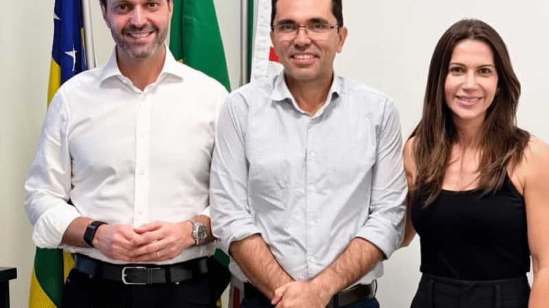 Prefeito Dr. Fábio e primeira-dama Gisele se reúnem com o presidente da AGEHAB – Alexandre Baldy