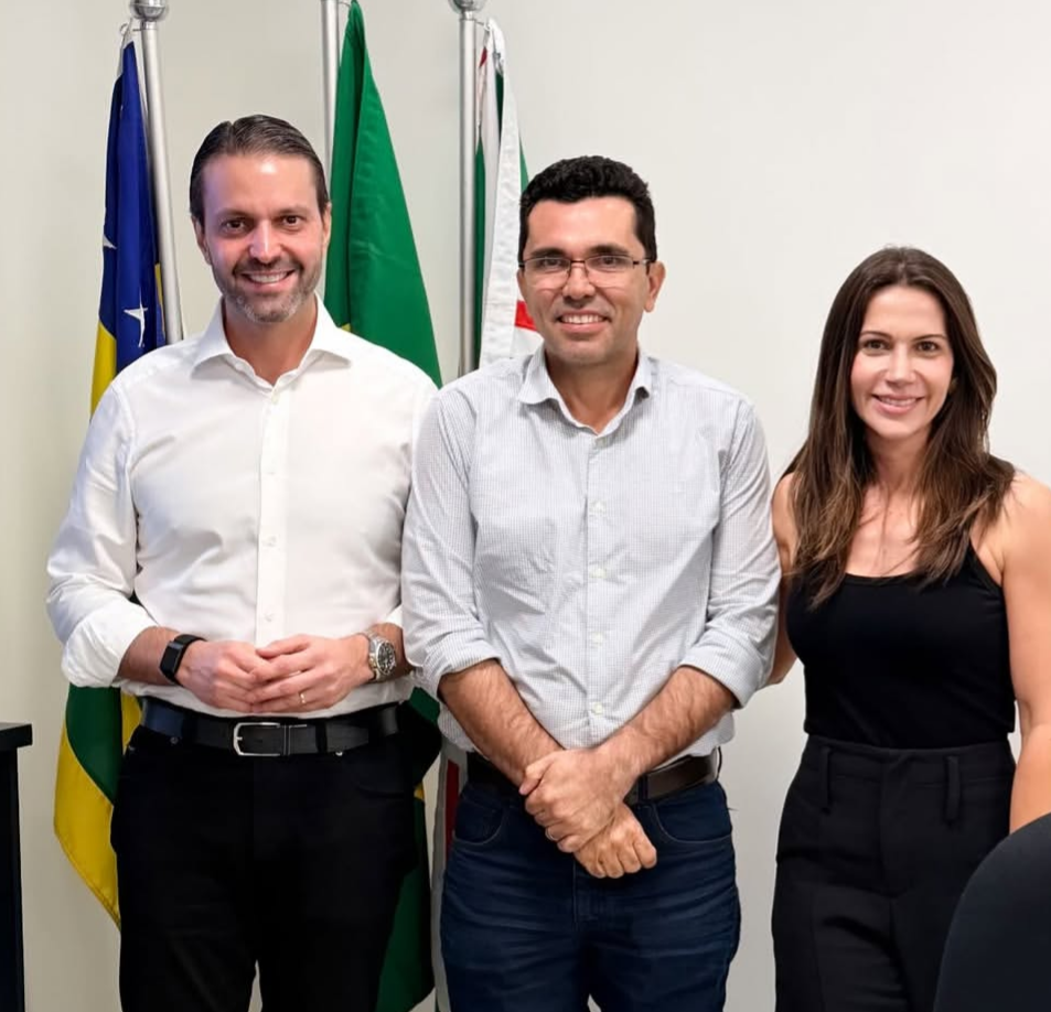 Prefeito Dr. Fábio e primeira-dama Gisele se reúnem com o presidente da AGEHAB – Alexandre Baldy