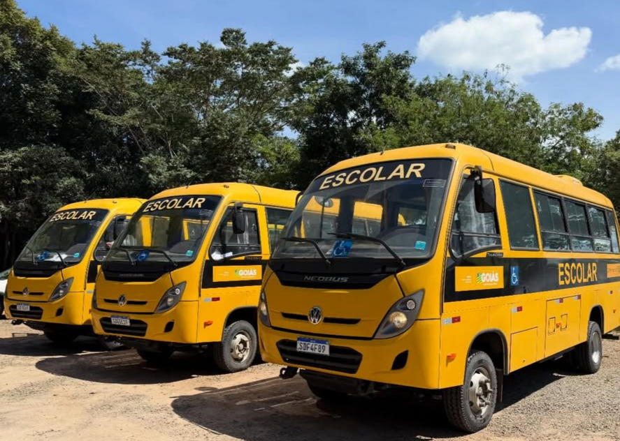 Itapaci recebe três ônibus zero km