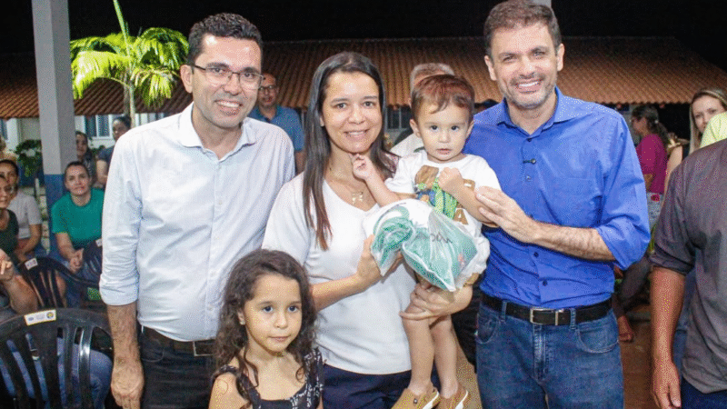 Governo de Itapaci entrega kits uniformes para novos alunos da rede municipal de educação