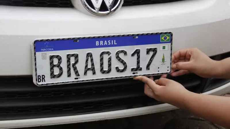 Comissão aprova volta de cidade e estado nas placas dos carros